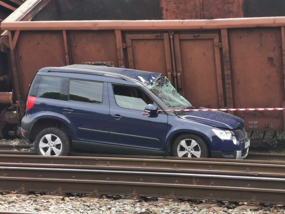 Nákladní vagony v Mstěticích se samy rozjely a smetly osobní auto.