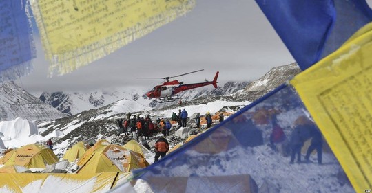 Slavný Everest se změnil na horu smrti: Zemětřesení spustilo laviny, zahynuly desítky lidí