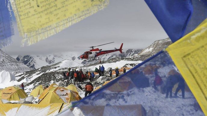 Nedělní evakuace horolezců z Everestu.