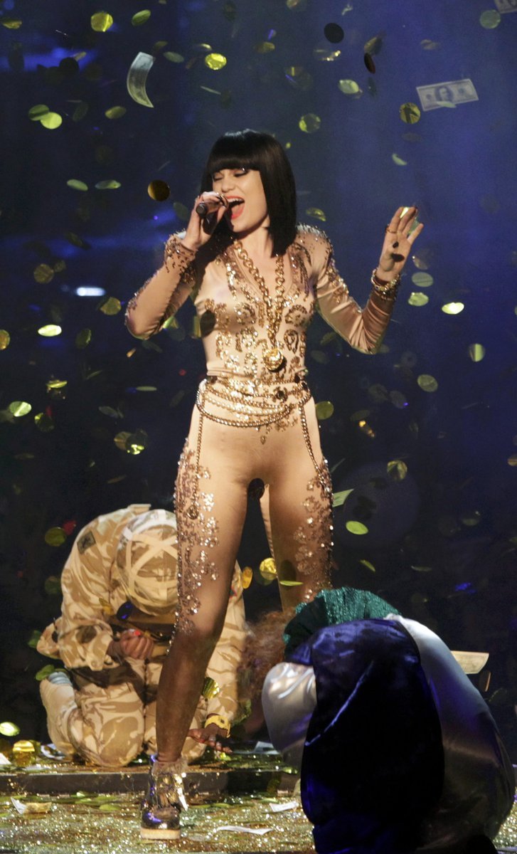 Panna utržená z řetězu: Jednou z kreací, kterou britská popová zpěvačka Jessie J na gala večeru cen MTV předvedla, byla i tato na tělo ulitá kombinéza zdobená výšivkou z flitrů a masivními řetězy. Toto není připomínka zlaté éry Hollywoodu, ale cirkusu. Kdo by řekl, že tato slečna nekouří, nepije a žije příkladně?