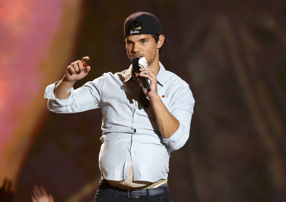 Taylor Lautner ukázal umělé panděro