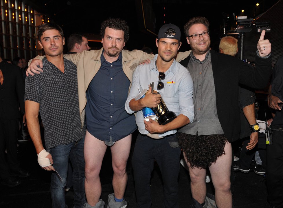 Zac Efron, Danny McBride bez kalhot, dívčí sexsymbol Taylor Lautner a pořádně zarostlý Seth Rogen