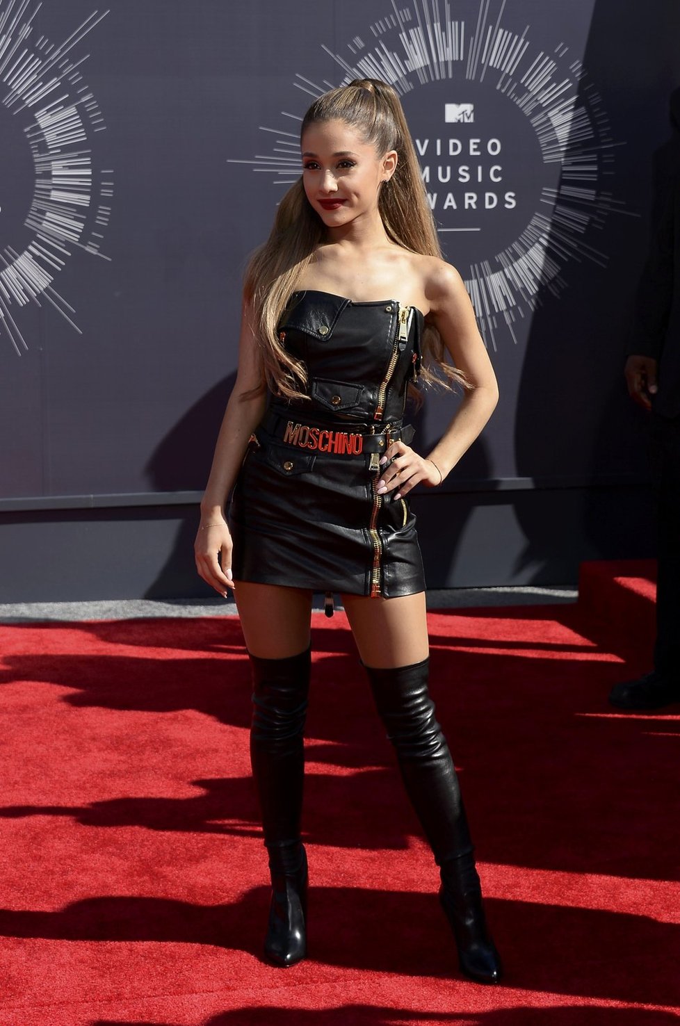 Mladičká americká zpěvačka Ariana Grande vypadala, jak drsná motorkářka.