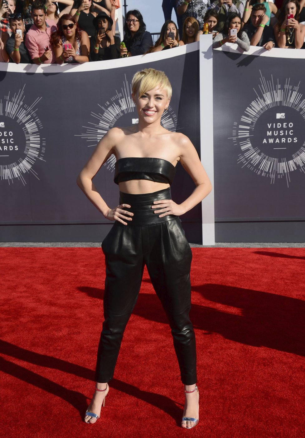 Překvapením večera byl outfit Miley Cyrus. Na rozdíl od jiných akcí, se tentorkát oblékla.