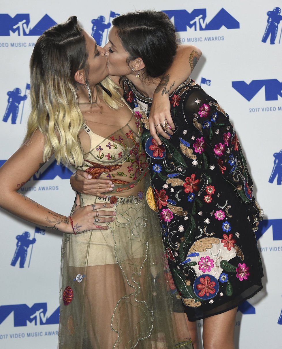 Paris Jackson na předávání MTV Video Music Awards políbila Caroline D&#39;Amore.