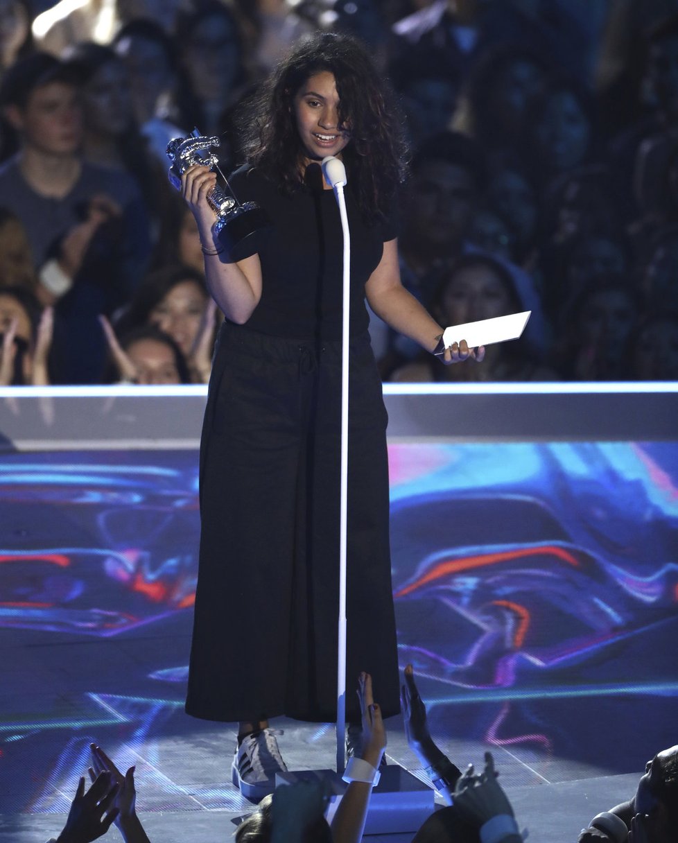 Písničkářka Alessia Cara na předávání MTV Video Music Awards