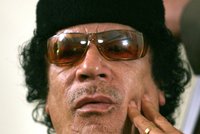 Kaddáfí se prý ukrývá v poušti