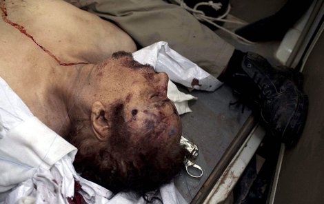 Rozstřílené tělo Muammara Kaddáfího naložené na voze. Schytal prý nejméně pět kulek do nohou, břicha i hlavy.