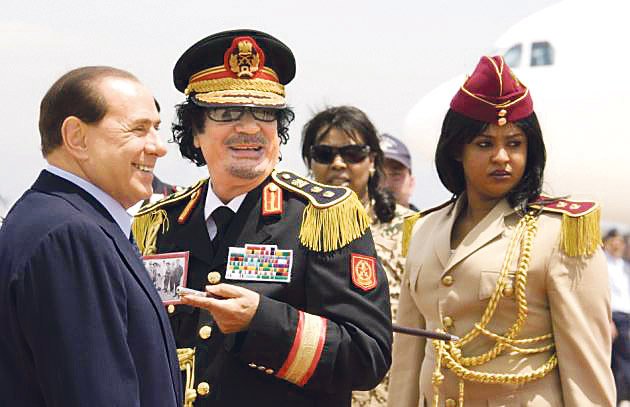Kaddáfí s italským premiérem Berlusconim