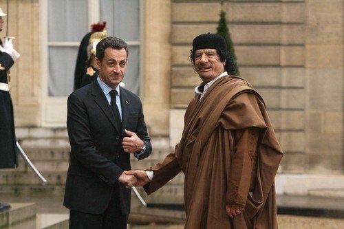 Kaddáfí s někdejším francouzským prezidentem Sarkozym