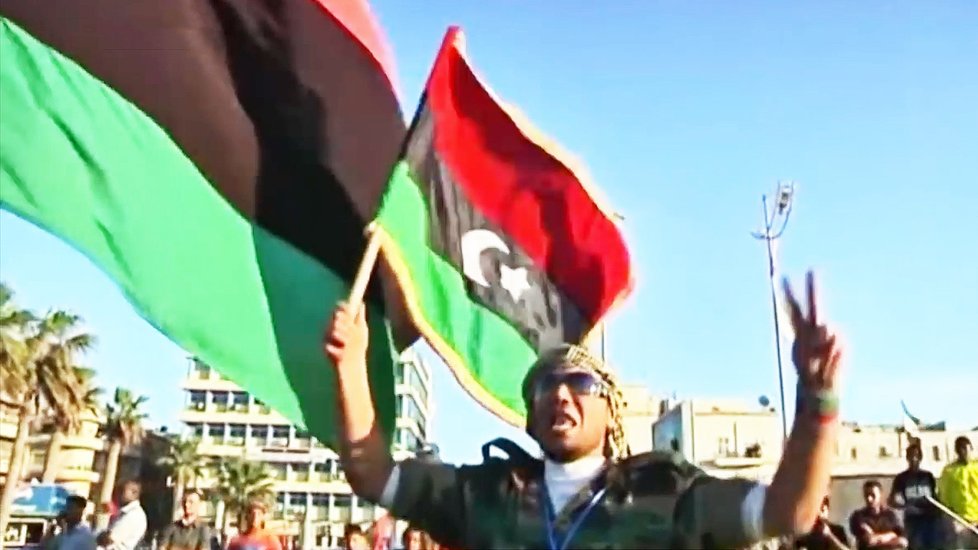 V říjnu 2011 Kaddáfího režim po dlouhých 42 letech padl a on sám se ocitl na útěku, ve zcela beznadějné situaci.