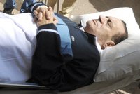 Mubarak v soudní síni: Ležel jako mrtvola