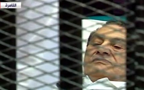 Mubarak u soudu ležel v posteli.