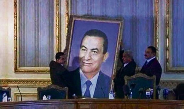 Konec vlády Husního Mubaraka symbolizuje také sundávání jeho portrétů