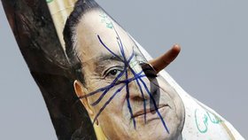 Lidé v u ulicích protestují a dávají najevo, jak nenávidí Mubaraka
