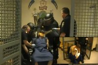 Drsné video: Bachaři nastříkají vězni pepřák do obličeje a bezdůvodně ho mučí
