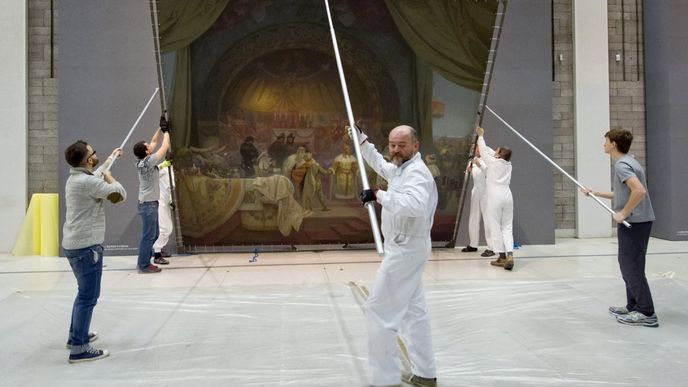 Restaurátoři pokračovali 16. ledna ve snímání Slovanské epopeje v pražském Veletržním paláci. S prací začali v prvním lednovém týdnu a nyní mají na speciálních cívkách stočeno třináct z dvacítky rozměrných pláten. Do únorového odletu na asijské turné zůstanou plátna, která jsou kulturní památkou, uložena v přepravních boxech v klimatizovaném depozitáři Národní galerie.