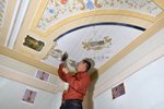Na radnici v Hrušovanech nad Jevišovkou na Znojemsku pokračoují restaurátoři v odkrývání další fresky Alfonse Muchy.