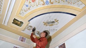 Na radnici v Hrušovanech nad Jevišovkou na Znojemsku pokračoují restaurátoři v odkrývání další fresky Alfonse Muchy.