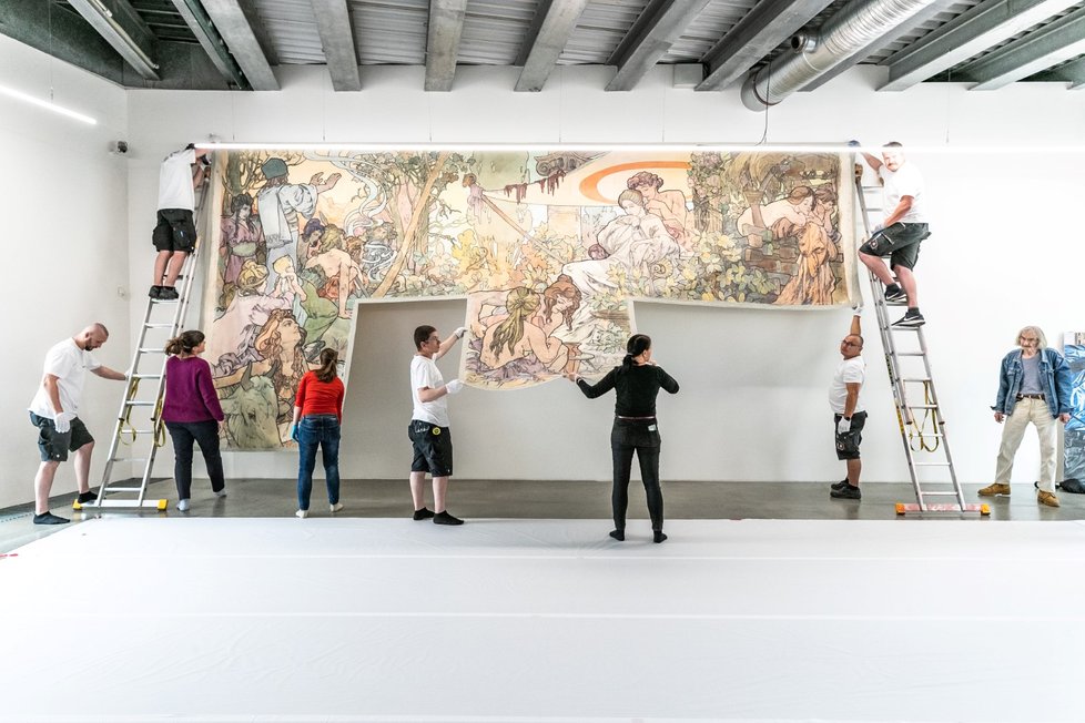 Převoz a instalace plátna Alfonse Muchy v Muzeu Kampa