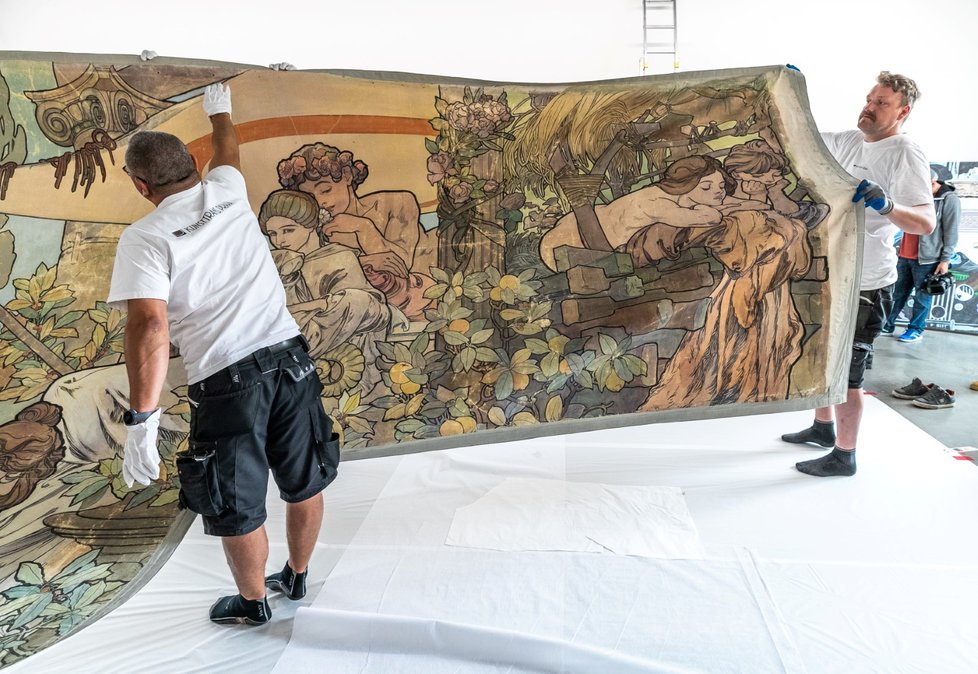 Převoz a instalace plátna Alfonse Muchy v Muzeu Kampa.