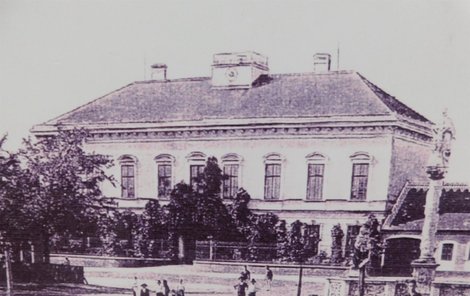 Hrušovanská radnice na snímku z přelomu 19. a 20. století, kdy některé místnosti vyzdobil mladý Alfons Mucha.