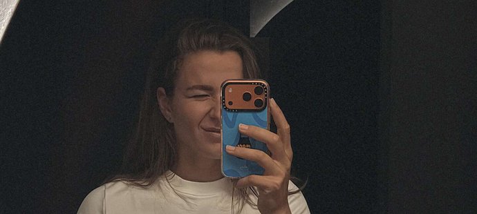 Náplasti zakrývají drobné rány po laparoskopii.