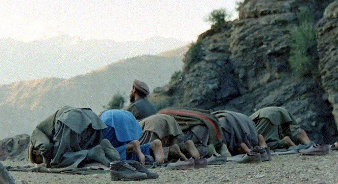 Mudžáhedíni při modlitbě (1987)