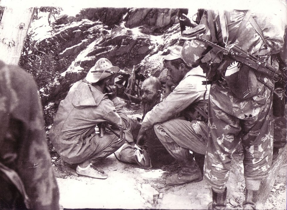 Sovětská jednotka Specnaz vyslýchá afghánského mudžáhida.