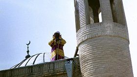 Muezzin svolávající muslimy k modlitbě