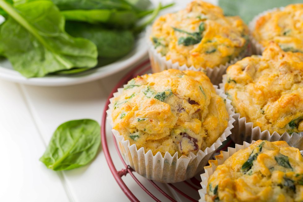 Zapomeňte na sladké muffiny a k snídani si dopředu upečte slanou variantu, ideálně bez mouky - zato se spoustou zeleniny, vajíček, přidat můžete i maso, sýr, bylinky a koření.