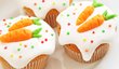 Sladké muffiny můžete ozdobit polevou a mrkvičkami z marcipánu nebo jiné sladké  modelovací hmoty.