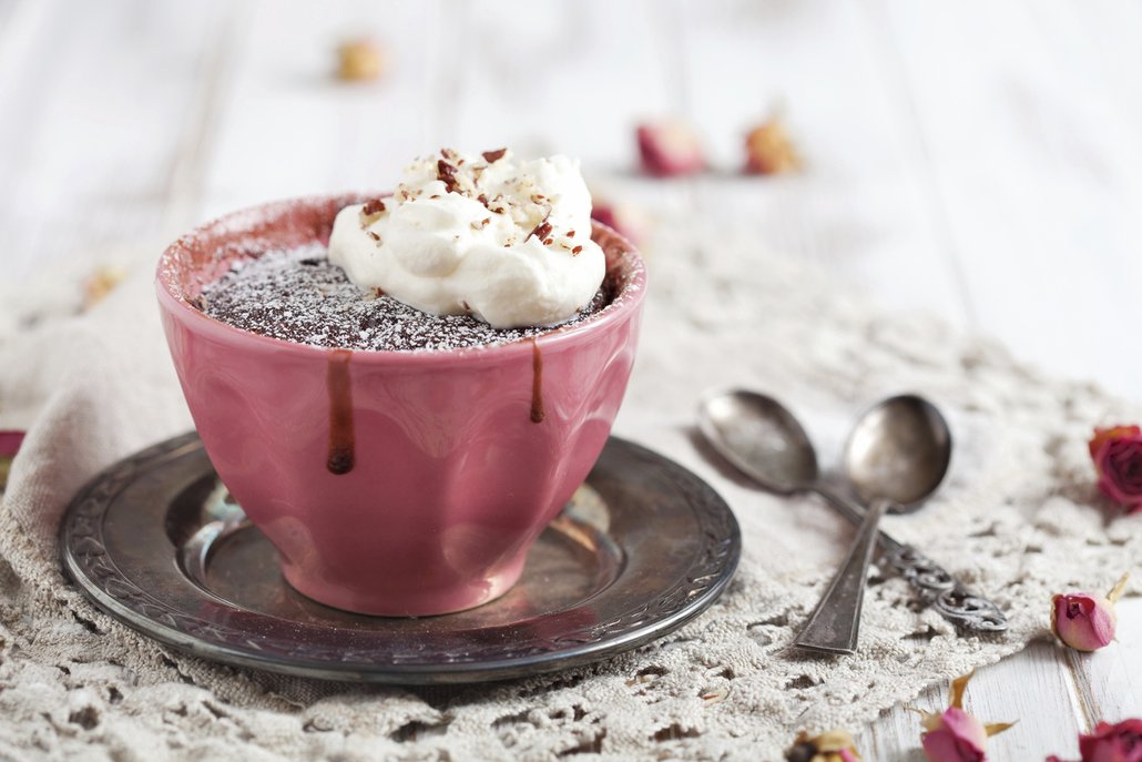 Hotový mug cake můžete ještě ozdobit kopečkem šlehačky.