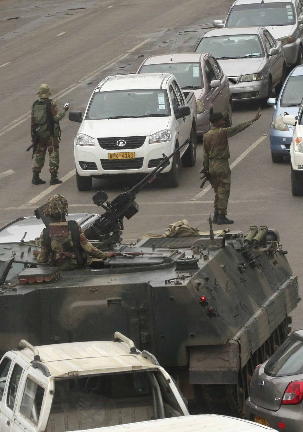 Do ulic Harare dříve vtrhla obrněná vozidla armády. Velení oznámilo, že se nejedná o převrat.