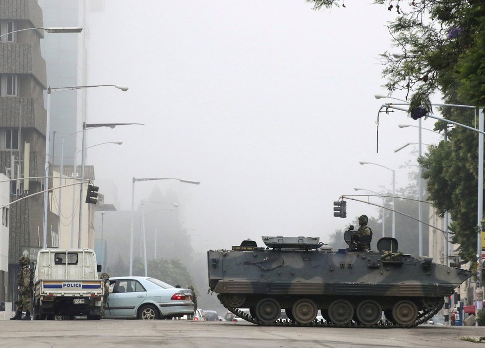 Do ulic Harare dříve vtrhla obrněná vozidla armády. Velení oznámilo, že se nejedná o převrat.