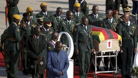 Zemřel bývalý diktátor a exprezident Zimbabwe Robert Mugabe. Bylo mu 95 let, rezignoval teprve nedávno.