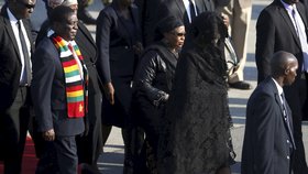 Zemřel bývalý diktátor a exprezident Zimbabwe Robert Mugabe. Bylo mu 95 let, rezignoval teprve nedávno.