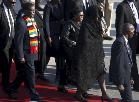 Zemřel bývalý diktátor a exprezident Zimbabwe Robert Mugabe. Bylo mu 95 let, rezignoval teprve nedávno.