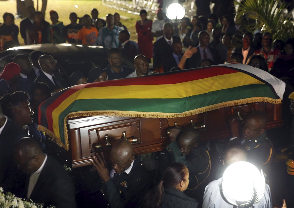 Zemřel bývalý diktátor a exprezident Zimbabwe Robert Mugabe. Bylo mu 95 let, rezignoval teprve nedávno.