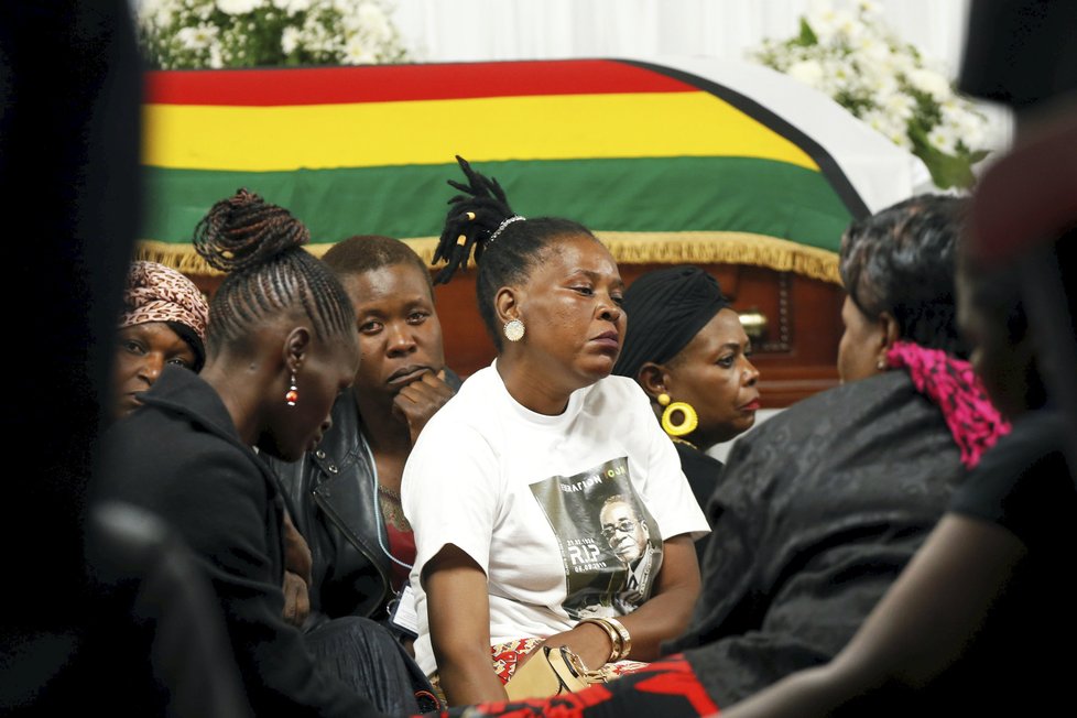 Zemřel bývalý diktátor a exprezident Zimbabwe Robert Mugabe. Bylo mu 95 let, rezignoval teprve nedávno.