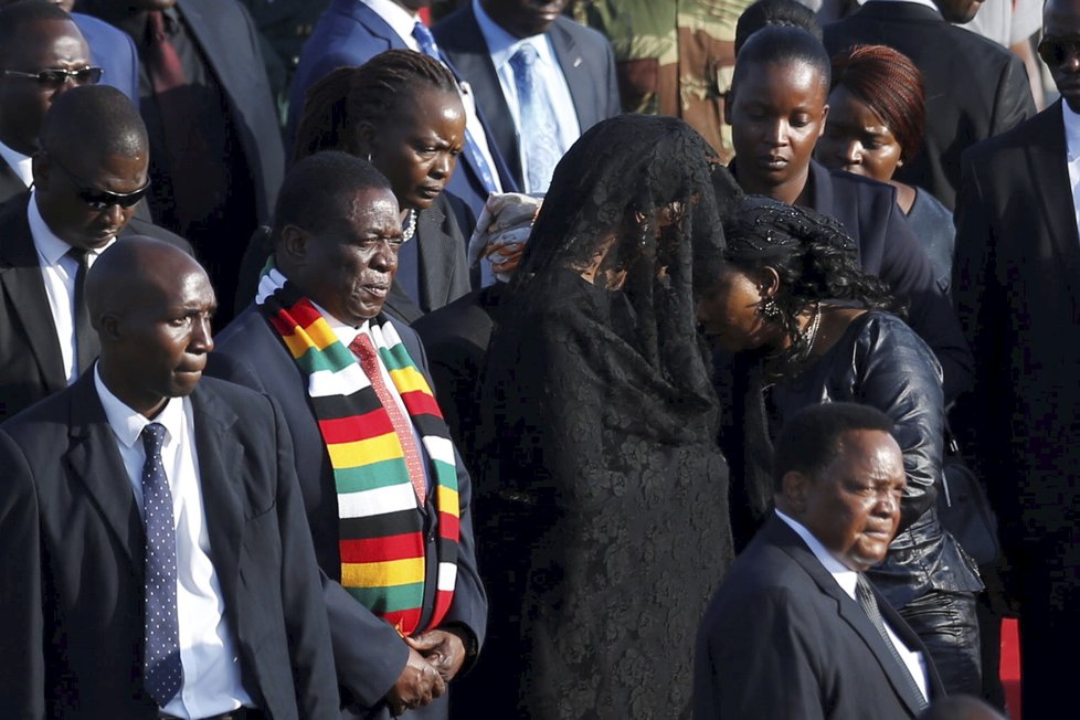 Zemřel bývalý diktátor a exprezident Zimbabwe Robert Mugabe. Bylo mu 95 let, rezignoval teprve nedávno.
