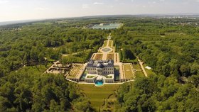 K paláci náleží obrovský park.