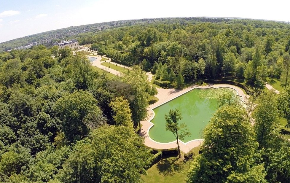 K paláci náleží obrovský park.