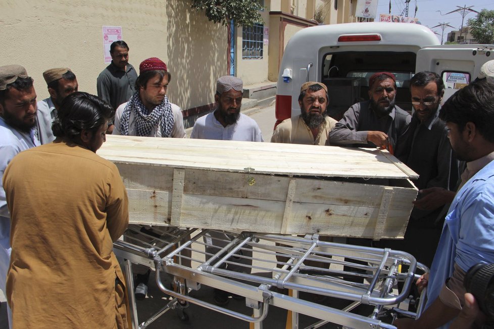 Těla dvou lidí, které zasáhl americký dron. Obětí by zřejmě měl být i vůdce Talibánu.