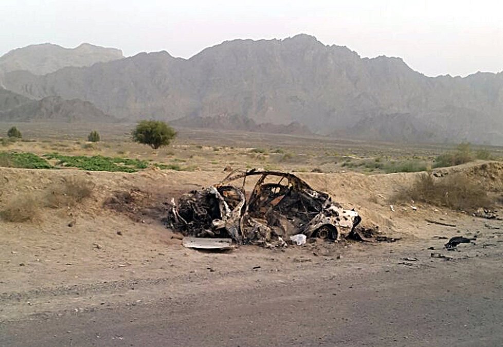 Americký dron zaútočil a zřejmě usmrtil vůdce Talibánu.