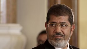 Islamista Mursí podle soudu nese spoluvinu na smrti deseti demonstrantů.