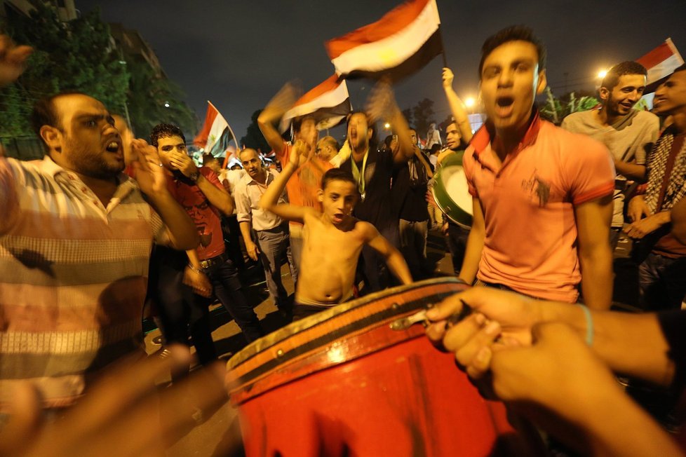 Egypťané se radují v ulicích.