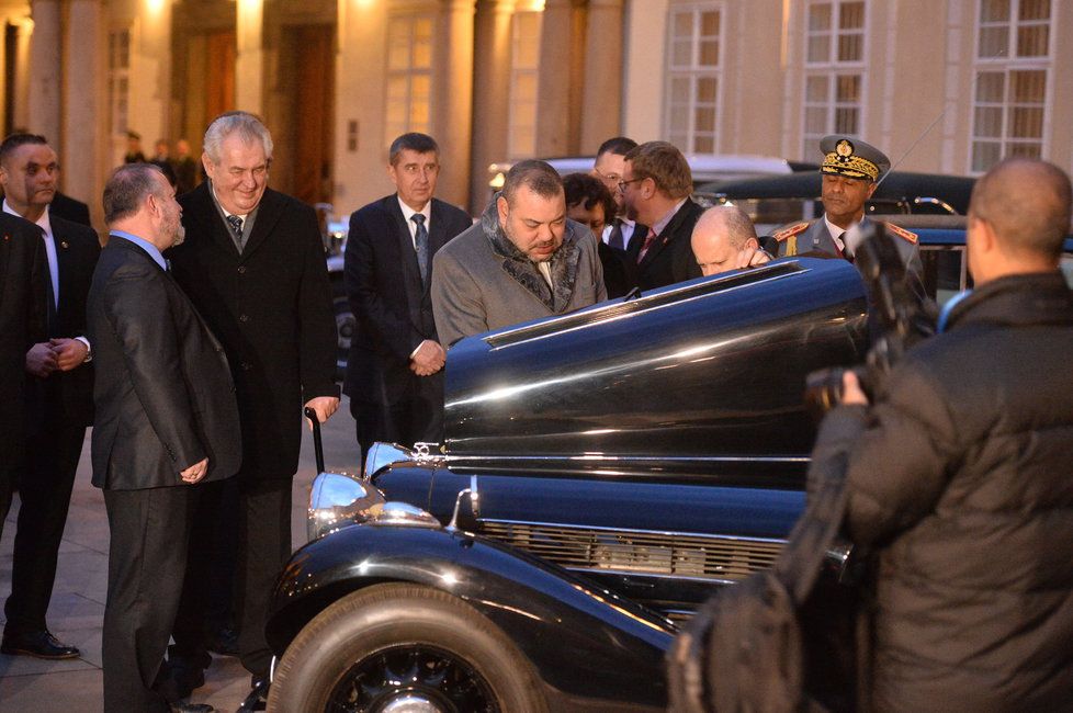 Prezident Miloš Zeman nechal pro marockého krále Muhammada VI. překvapení. Soukromou prohlídku pětice automobilových veteránů...