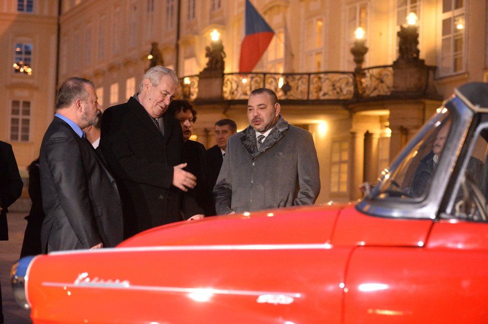 Prezident Miloš Zeman nechal pro marockého krále Muhammada VI. překvapení. Soukromou prohlídku pětice automobilových veteránů... (2016)