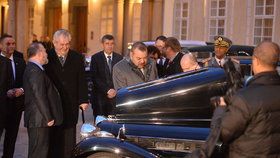 Marocký král v roce 2016 v Praze: Prezident Zeman nechal pro Muhammada VI. připravit překvapení. Soukromou prohlídku pětice automobilových veteránů.